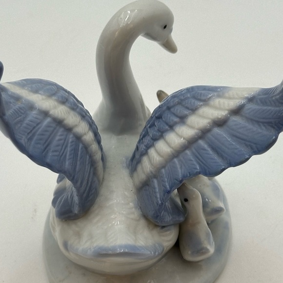 Blue & White Porcelain Swan with Cygnets - Picture 2 of 16